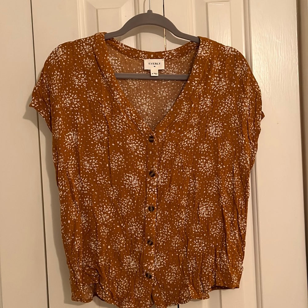 Everly rust printed top. size medium EUC